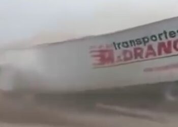 Tráiler sin frenos logra evitar accidente en carretera