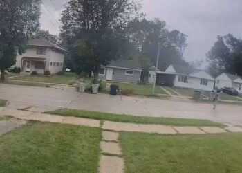 Un ciclista en Wisconsin logra esquivar un árbol que cayó durante una tormenta