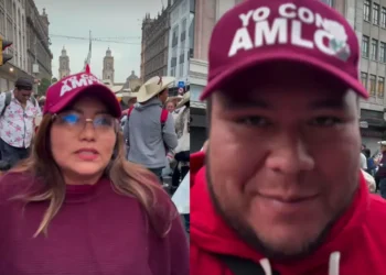 Personas de Guerrero llegan al Zócalo para el Sexto Informe