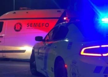 Hombre es asesinado a golpes al salir de un bar en Monterrey