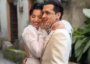 Ángela Aguilar muestra piñata personalizada de Christian Nodal