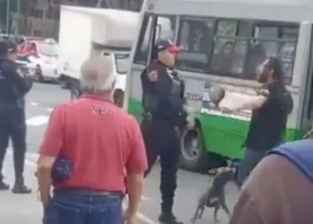 Policía golpea a hombre por agredir a perro