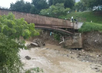 Se derrumba puente peatonal en San Pedro, Nuevo León