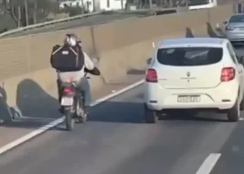 Tras discusión con automovilista, motociclista pierde el control y la vida