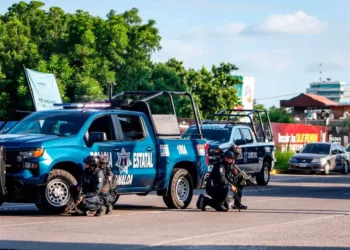 Estudiantes de primaria se refugian al escuchar persecución armada en Culiacán
