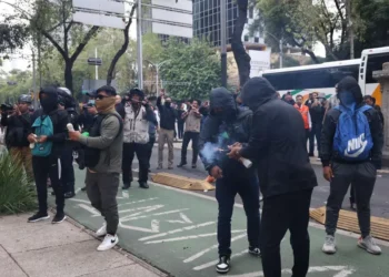 Estudiantes normalistas de Ayotzinapa, arremeten con petardos al Senado