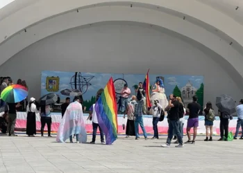 Protesta comunidad LGBT por prohibición de shows con drag queens y travestis en NL