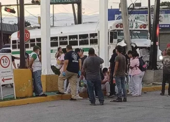 Camión urbano sufre accidente: Deja 15 pasajeros heridos