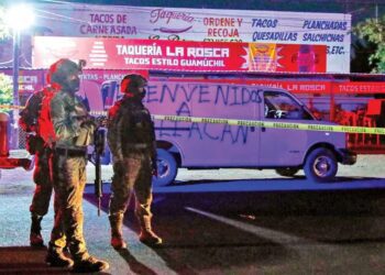 Abandonan una camioneta con seis cuerpos en Culiacán