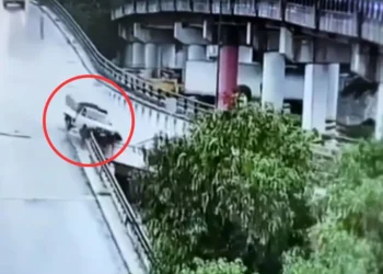 Camioneta choca y cae de segundo piso