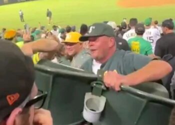 Policías persiguen a aficionados por intentar robar