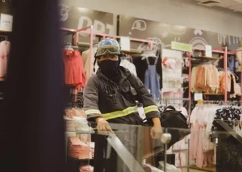 Trabajador muere aplastado por elevador