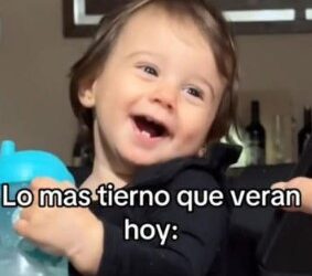 Tierna reacción de niña al ver una foto suya