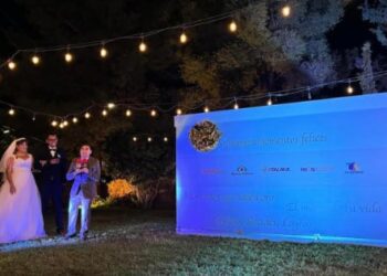 Salinas Pliego sorprende a novios con sorpresa