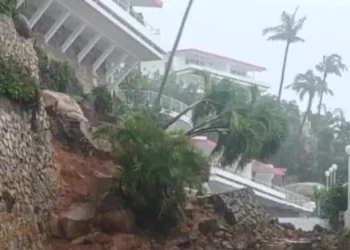 Cae muro del Hotel Las Brisas en Acapulco por huracán John