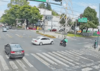 Accidente en CDMX: Automovilista se da a la fuga tras arrollar a motociclista
