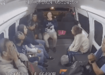 Filtran vídeo de asalto en una combi del Edomex