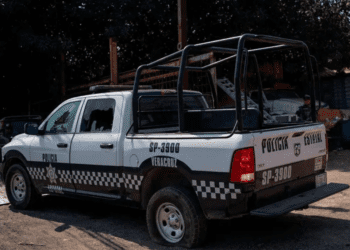 Tras presunta revisión, civiles desarman y golpean a dos policías en Veracruz