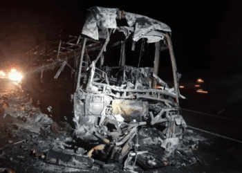 Autobús se estrella contra tractocamión en Nuevo León