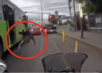 Lanzan un a ladrón de un camión en la CDMX y una moto casi lo aplasta