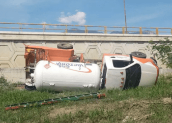 En Nuevo León, desalojan jardín de niños, viviendas y comercios por volcadura de pipa