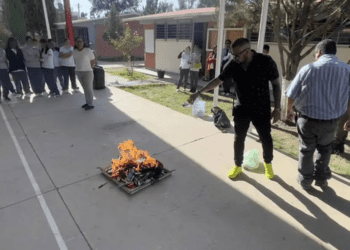 Escuela decomisa celulares a alumnos y los quema en el patio