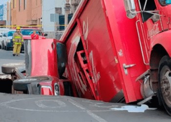 Socavón se traga una camioneta y un camión en Irapuato