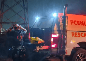 En Nuevo León, Protección Civil evita el suicidio de un joven en torre eléctrica