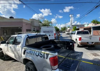 Encuentran a hombre degollado dentro de su casa