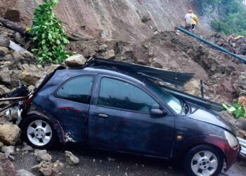 Cierran carreteras en Guerrero tras paso de John