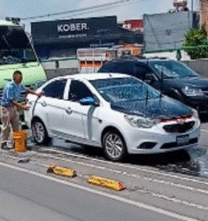 Hombre lava su carro en plena avenida principal en CDMX
