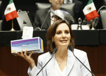 Lilly Téllez se burla de Noroña; le regala pañuelos