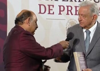 Escuela Carlos Septién desconoce tesis de Lord Molécula