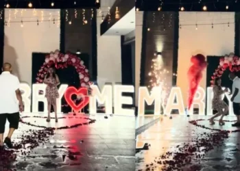 Mujer le propone matrimonio a su novio y se viraliza