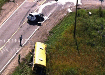 Conductor choca contra camión escolar en EU; 12 alumnos heridos