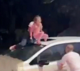 Hombre rescata a niña de una camioneta en inundación