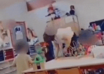 Graban a maestra golpeando a niña en guardería