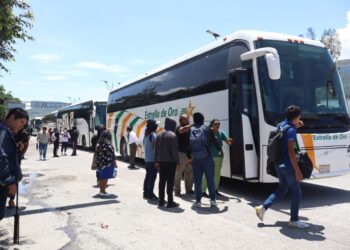Normalistas de Ayotzinapa retienen siete autobuses