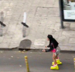 Hombre salva a patinadora de accidente con autos