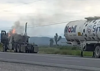 Convoy armado incendia pipa en Nuevo León