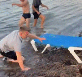 Jóvenes lanzan a su amigo dormido al mar