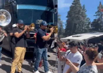 Banda Los Recoditos da concierto en bloqueo en carretera