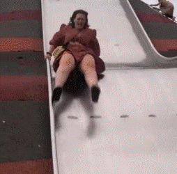 Señora usa resbaladilla de niños y termina en el suelo