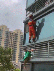 Rescatista provoca caída de una mujer