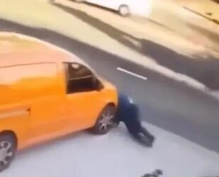 Iba en su scooter sobre la banqueta y lo atropellan