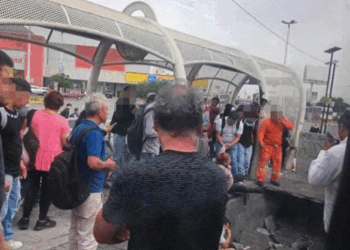 Socavón se traga a personas que esperaban el Transmetro