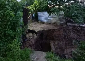 Hombres caen a socavón en Acapulco; un fallecido