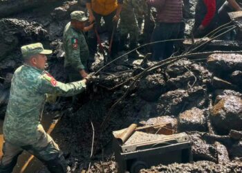 Semar rescató a 6 personas atrapadas por un deslave en Jilotzingo