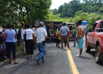 Vuelca camioneta de transporte en Huejutla; 15 heridos