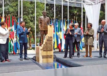 Inauguran una estatua en honor al expresidente chileno Salvador Allende